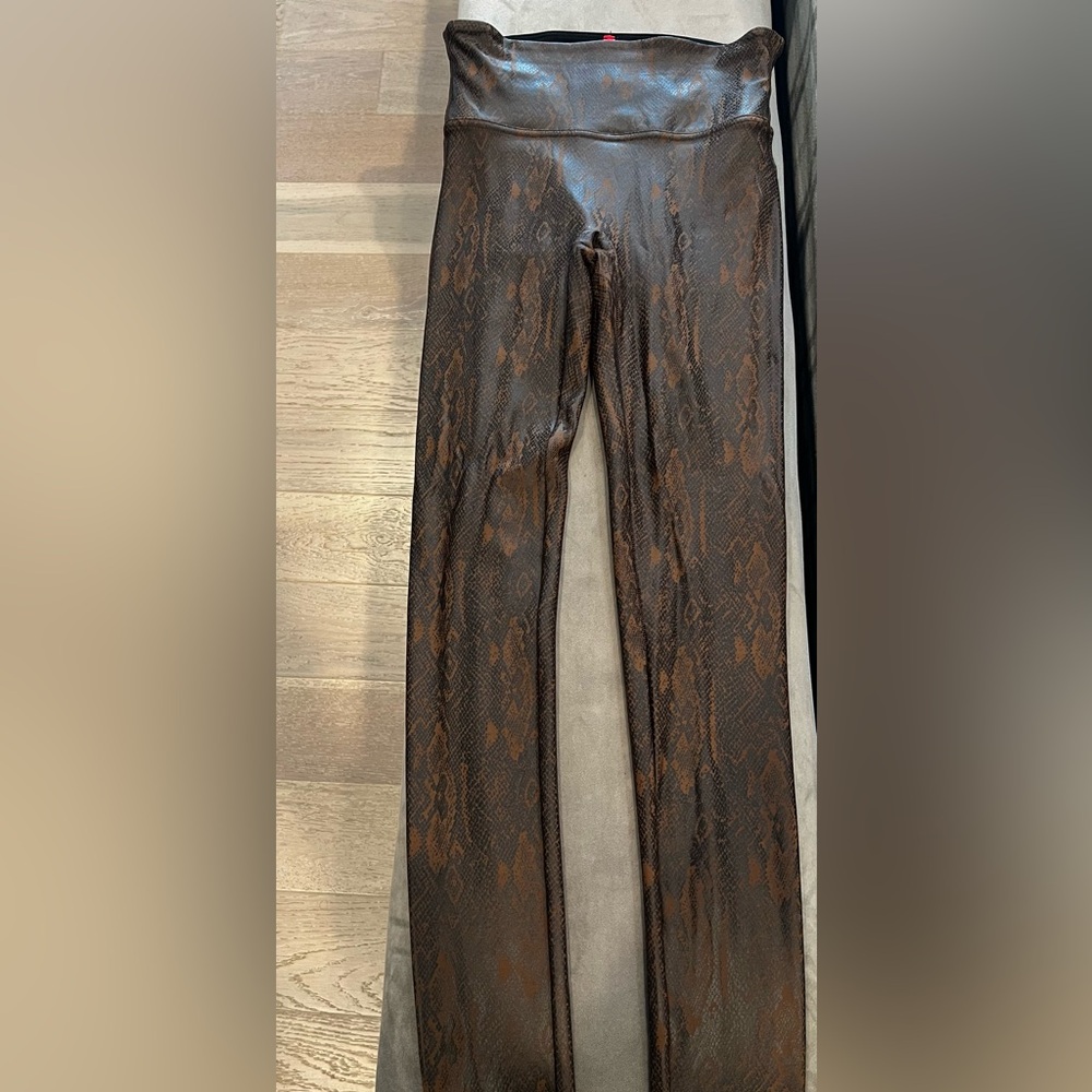 COPY - SPANX Snake Print Faux Leather
Leggings